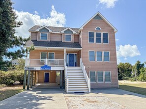Exterior - SEAS THE VIEW Oceanside, close to Duck Village, 7 bed, 4.1 bath, pool, hot tub, dogs allowed! (Duck)