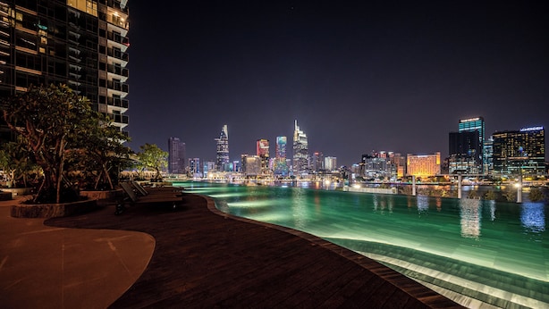 Blick auf das Wasser mit Pool, Stadtpanorama und modernen Gebäuden.