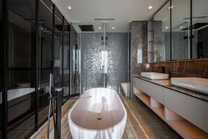 Apartamento Deluxe, 3 habitaciones, balcón, vistas a la ciudad | Baño | Ducha y cabezal de ducha con hidromasaje