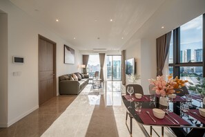 Căn hộ Deluxe, 3 phòng ngủ, ban công, quang cảnh thành phố | Khu phòng khách | Smart TV, Netflix, các kênh phim phải trả tiền, dịch vụ stream 