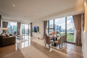 Apartamento Deluxe, 3 habitaciones, balcón, vistas a la ciudad | Zona de estar | Una Smart TV, Netflix, películas de pago, servicios de streaming