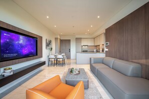 Deluxe-Apartment, 2 Schlafzimmer, Balkon, Stadtblick | Wohnbereich