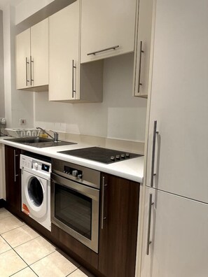 Geladeira, micro-ondas, fogão, cooktop