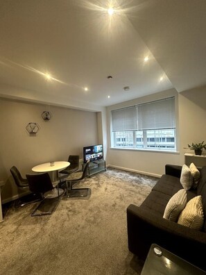 Smart TV, video games, offices - Modern 1BR Apartment In City (Manchester)