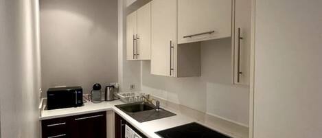 Frigorifero, microonde, forno, piano cottura