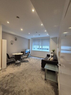 Smart TV, video games, offices - Modern 1BR Apartment In City (Manchester)