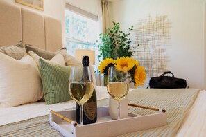 5 bedrooms, desk, iron/ironing board, travel cot