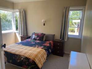 3 bedrooms, travel cot