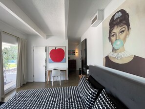 3 室のベッドルーム、デスク、WiFi、ベッドシーツ