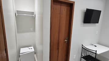 Skrivebord, arbejdsområde til bærbare computere, gratis Wi-Fi, sengetøj