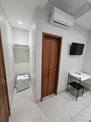 Bureau, espace de travail pour ordinateur portable, Wi-Fi gratuit