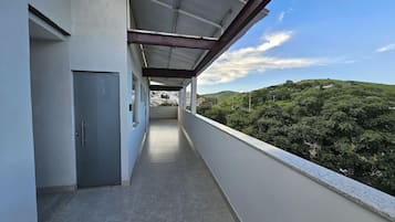 32-吋智慧型電視、衛星頻道、首輪電影、串流服務
