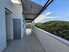 32-tommu snjallsjónvarp með gervihnattarásum, mjög nýlegar kvikmyndir.