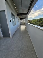 32-tommu snjallsjónvarp með gervihnattarásum, mjög nýlegar kvikmyndir.