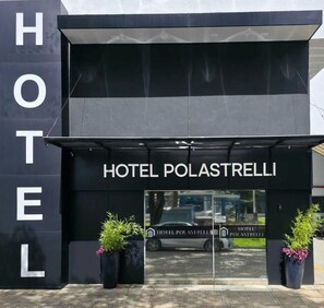 A modern hotel entrance with the name 'HOTEL POLASTRELLI' prominently displayed. - Hotel Polastrelli  (Governador Valadares)