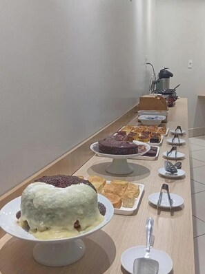 Free daily buffet breakfast  - Hotel Polastrelli  (Governador Valadares)