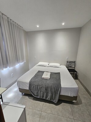 Desk, laptop workspace, free WiFi, bed sheets - Hotel Polastrelli  (Governador Valadares)