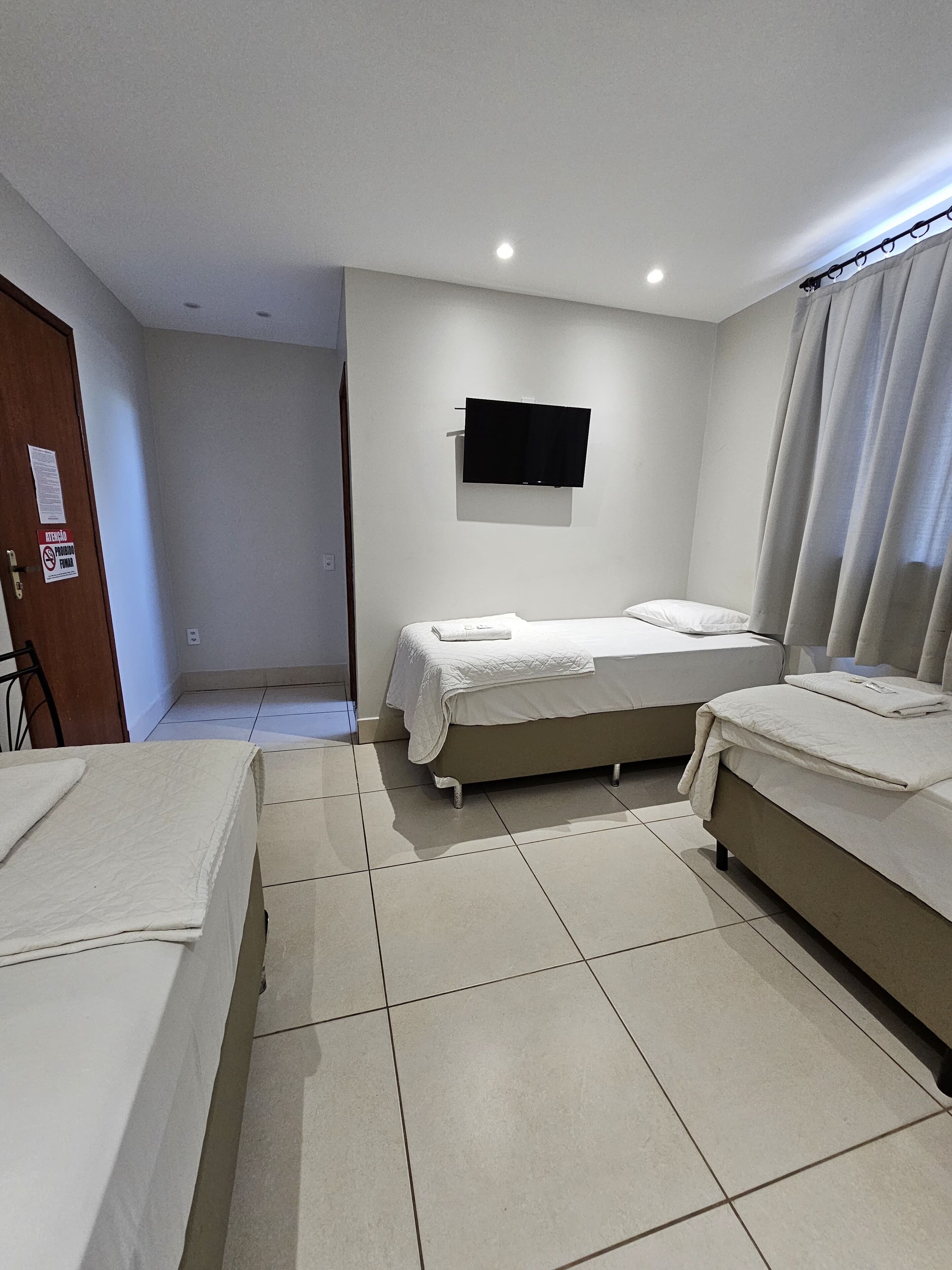 Schreibtisch, laptopgeeigneter Arbeitsplatz, kostenloses WLAN