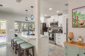 Fridge, microwave, oven, stovetop - Tropical Oasis Retreat in Tarpon Springs (Tarpon Springs)