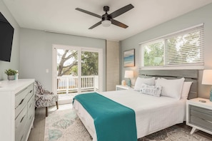4 bedrooms, desk, iron/ironing board, travel cot - Tropical Oasis Retreat in Tarpon Springs (Tarpon Springs)