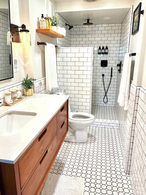 Dusche, Haartrockner, Handtücher, Seife