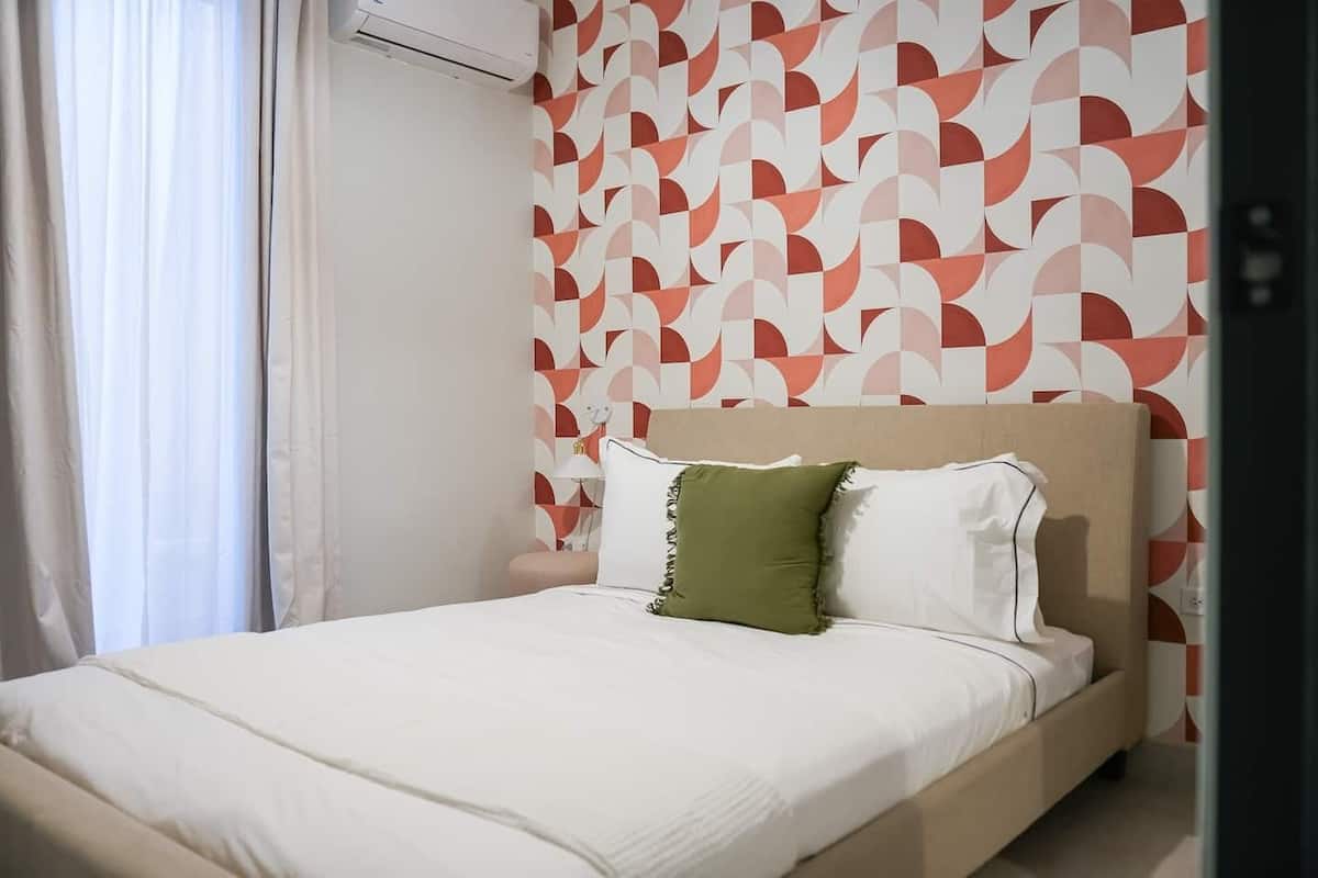 Executive Room | 1 bedroom, in-room safe, blackout curtains, iron/ironing board