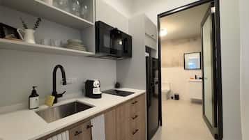 Deluxe Room | Private kitchen | Full-size fridge, microwave, stovetop, espresso maker
