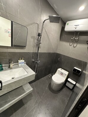 City Double Room | Bathroom | Shower, rainfall showerhead, free toiletries, hair dryer - Halidao Homestay (Hai Phong)
