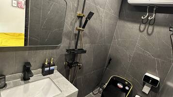 City Double Room | Bathroom | Shower, rainfall showerhead, free toiletries, hair dryer