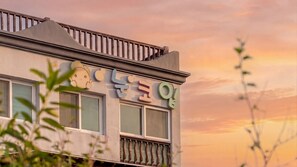 A building with a balcony and a sign with stylized text. - Gyeongju Nunkoip Pension (Gyeongju)