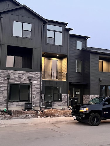 Modern and new  3-bedroom townhome with AC and WiFi in Mountain Green