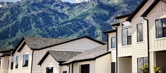 Modern and new  3-bedroom townhome with AC and WiFi in Mountain Green