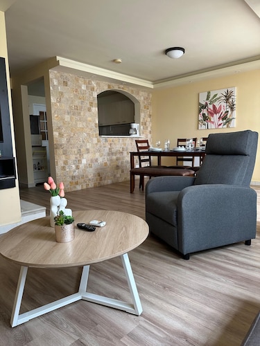 Cozy 3-bedroom townhome with WiFi, AC in fabulous Panamá