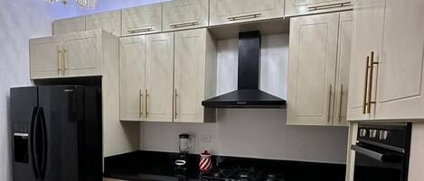 Køleskab/fryser i fuld størrelse, brødrister, blender, fryser