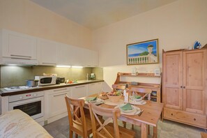 Fridge, microwave, oven, stovetop - Villa Azzurra Front Beach, Gassin, France (Gassin)