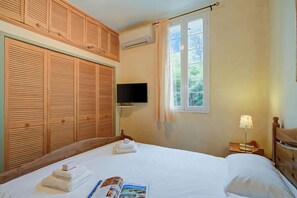 1 chambre, fer et planche Ă repasser, draps fournis
