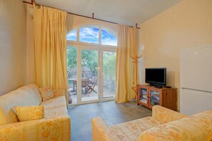 TV - Villa Azzurra Front Beach, Gassin, France (Gassin)