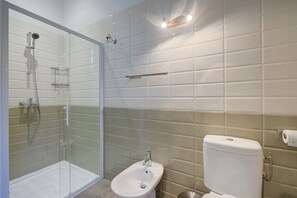 Dusj, hårføner, bidé og håndklær