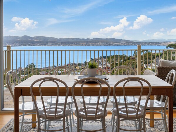 Outdoor dining - Spectacular Views - 2 Bedrooms - Free Parking - Mount Nelson (Mount Nelson)