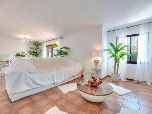 TV, fireplace, stereo