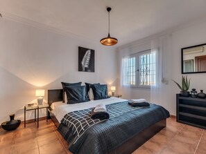 5 soverom, strykejern/-brett, internettilgang og sengetøy