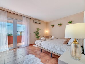 5 habitaciones, tabla de planchar con plancha, internet y ropa de cama
