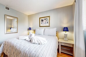 3 bedrooms, iron/ironing board, internet, bed sheets - Updated coastal villa with pools, athletic courts, gym, smart TVs, AC, & W/D (Hilton Head)