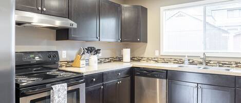 冷蔵庫、電子レンジ、オーブン、コンロ