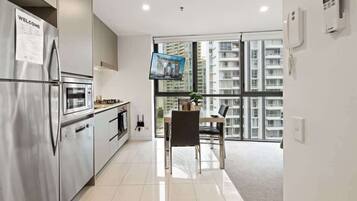 KĂŒhlschrank, Mikrowelle, Ofen, Herdplatte