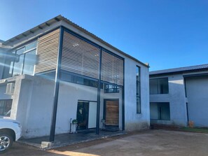 Apartment - Luxurious Mangethe Suite - 2206 (Bulawayo)