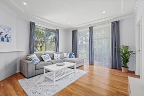 Smart TV, fireplace, books, offices - Sailors Cove | Pet Friendly (Point Frederick)