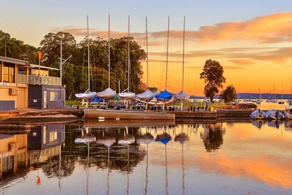 The Gosford Sailing Club is conveniently situated just a 3-minute walk away. It`s an ideal location to appreciate the sunset and unwind.
