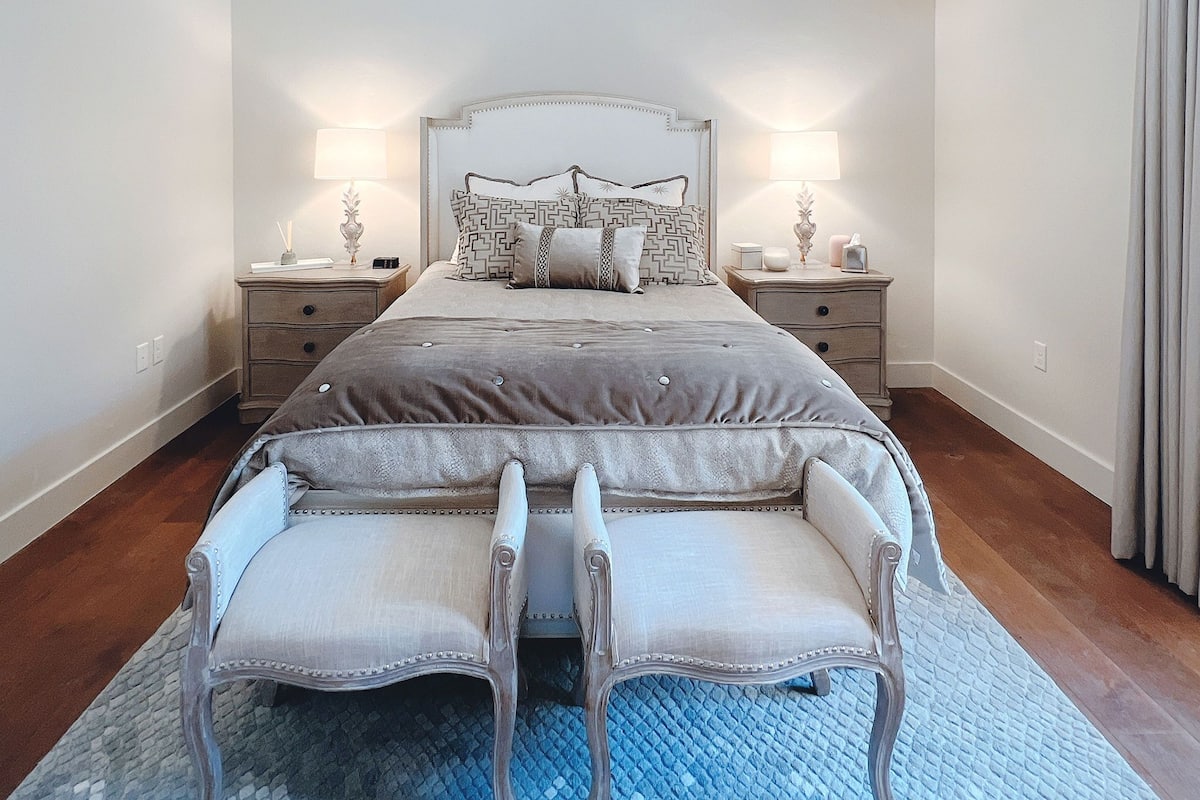 Deluxe Single Room | Bathroom | Hair dryer, towels, soap, shampoo