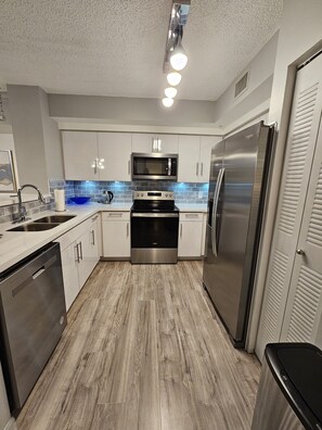 Réfrigérateur, four à micro-ondes, surface de cuisson, lave-vaisselle